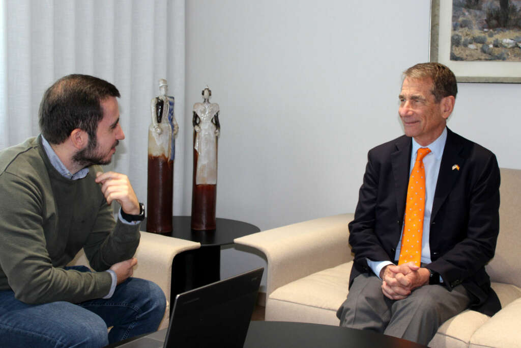 El president del Consell d'Administració de la Spain-U.S. Chamber of Commerce i exambaixador dels Estats Units a Espanya (2009-2013), Alan D. Solomont, durant una entrevista amb Fernando Arufe, d'Economia Digital.