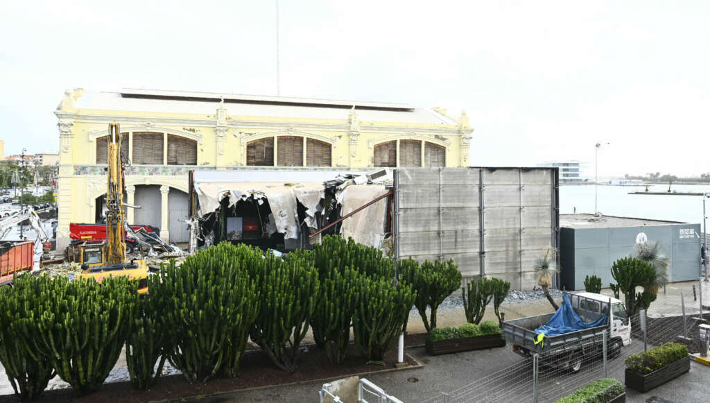Obras de demolición de la Casa de la Copa del Puerto de Valencia.