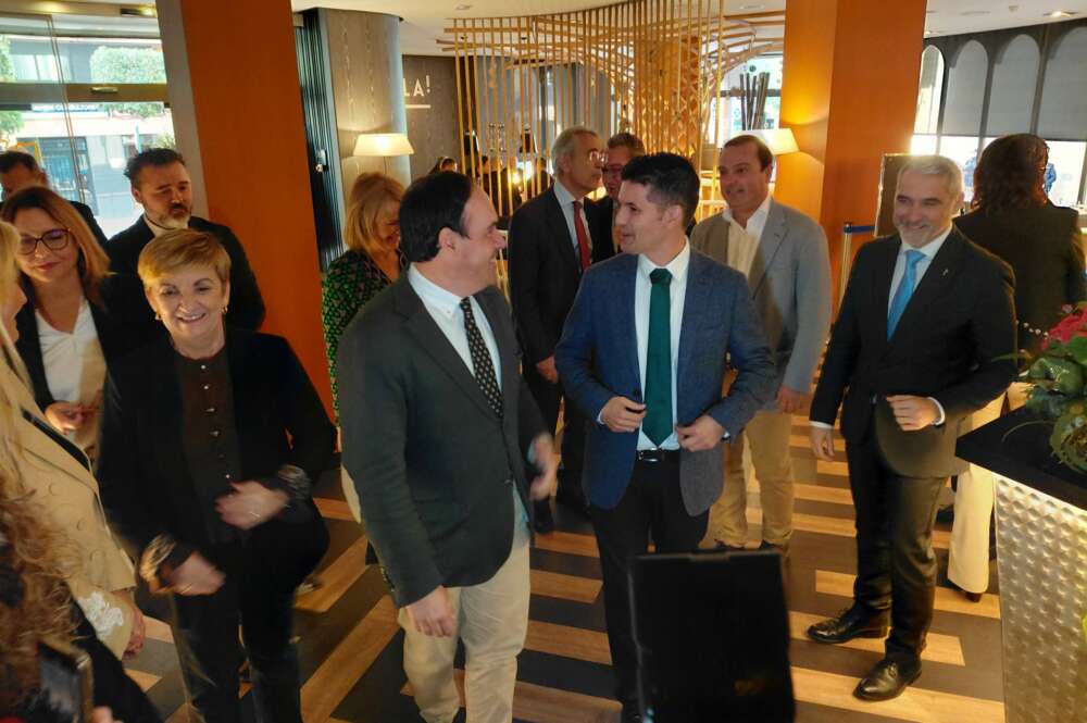 El presidente de la Generalitat, Juanfran Pérez Llorca, con el presidente de Hosbec, Fede Fuster, en Castellón