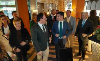 El presidente de la Generalitat, Juanfran Pérez Llorca, con el presidente de Hosbec, Fede Fuster, en Castellón