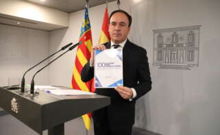 Juanfran Pérez Llorca, con el documento de 100 medidas que ha presentado a Sánchez