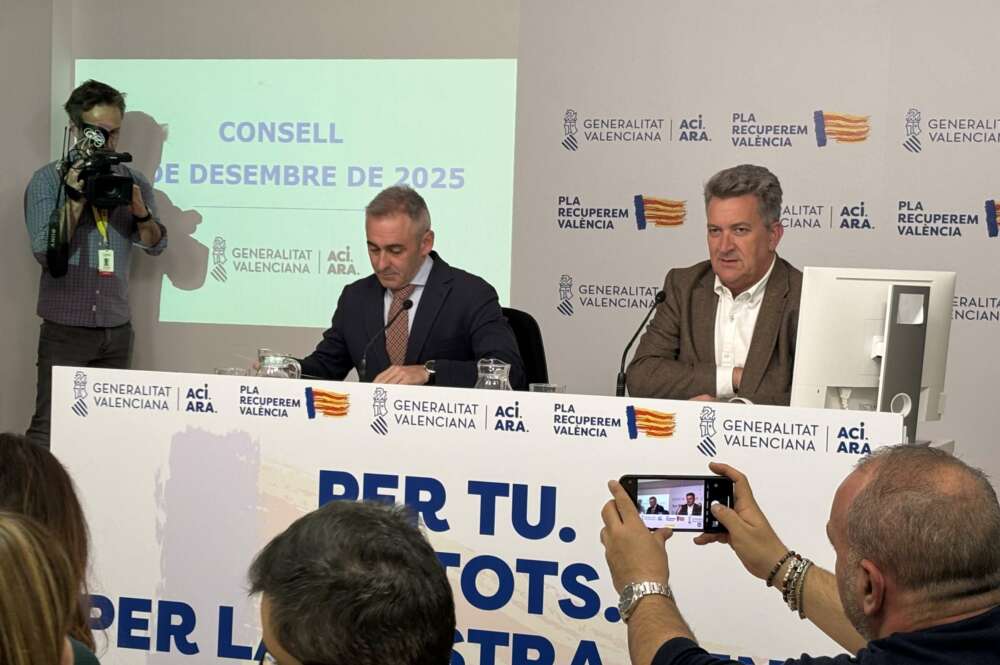 Los consellers Miguel Barrachina y Vicente Martínez Mus, en la rueda de prensa posterior al pleno del Gobierno valenciano.