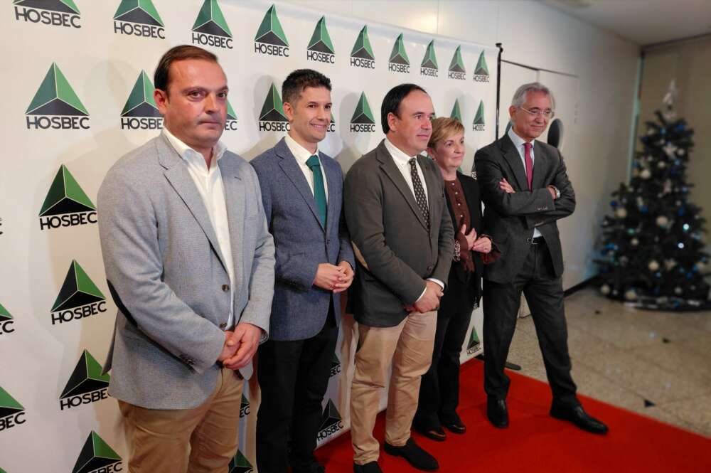 Andrés Martínez, alcalde de Peñiscola, Fede Fuster, presidente de Hosbec, Juanfran Pérez Llorca, presidente de la Generalitat, Marián Cano, consellera de Industria y Javier Gallego, vicepresidente de Hosbec