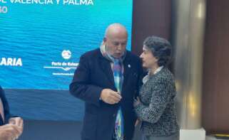 Mar Chao se abraza a Francisco Lorente en un acto de Baleària