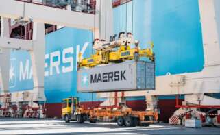 Maersk descarga un contenedor