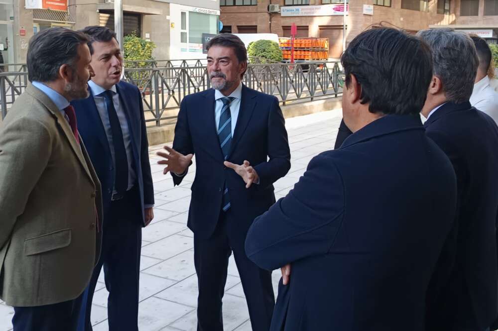 Los alcaldes de Alicante y Elche, Luis Barcala y Pablo Ruz, se reúnen este lunes con la nueva junta directiva de la CEV en Alicante que preside César Quintanilla.