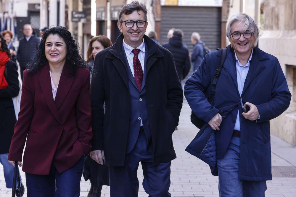 El presidente de la CEV, Vicente Lafuente (c), la secretaria general de CCOO-PV, Ana García Alcolea (i), y el secretario general de UGT-PV, Constantino Calero (d). (Foto de ARCHIVO) Rober Solsona / Europa Press