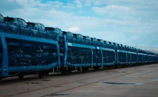 Transporte de vehículos de Stellantis a través del puerto de Tanger Med.