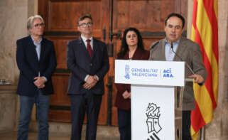 Juanfran Pérez Llorca, presidente de la Generalitat, con Calero (UGT), Lafuente (CEV), García (CCOO)