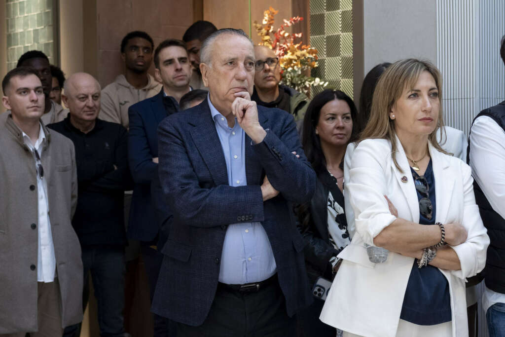 Fernando Roig, junto a su hija Elena Roig