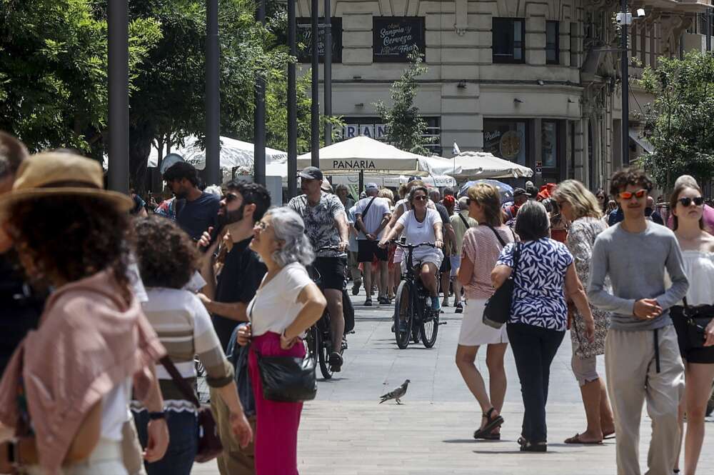 (Foto de ARCHIVO) Varios turistas recorren la ciudad, a 28 de mayo de 2024, en Valencia, Comunidad Valenciana (España). La alcaldesa de Valencia ha anunciado hoy que aplicará en el conjunto de la ciudad la suspensión cautelar de licencias para apartamentos de uso turístico situados en comunidades de propietarios y en bajos comerciales durante un año prorrogable a otro. Además, ha avanzado su idea de limitar en 2026 la llegada de megacruceros a la capital valenciana. Rober Solsona / Europa Press 28 MAYO 2024;COMUNITAT VALENCIANA;TURISMO;PSISOS;ECONOMÍA; 28/5/2024