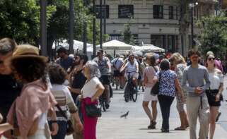 (Foto de ARCHIVO) Varios turistas recorren la ciudad, a 28 de mayo de 2024, en Valencia, Comunidad Valenciana (España). La alcaldesa de Valencia ha anunciado hoy que aplicará en el conjunto de la ciudad la suspensión cautelar de licencias para apartamentos de uso turístico situados en comunidades de propietarios y en bajos comerciales durante un año prorrogable a otro. Además, ha avanzado su idea de limitar en 2026 la llegada de megacruceros a la capital valenciana. Rober Solsona / Europa Press 28 MAYO 2024;COMUNITAT VALENCIANA;TURISMO;PSISOS;ECONOMÍA; 28/5/2024