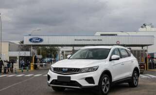 Imagen ilustrativa de un vehículo del grupo Geely frente a la planta de Ford en Almussafes (Imagen generada por IA)