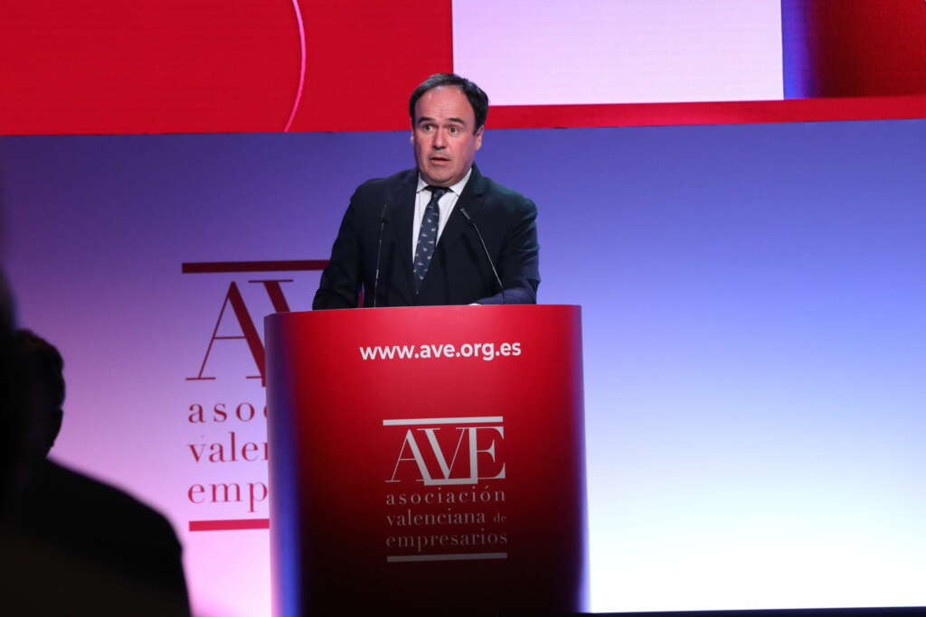 El presidente de la Generalitat Valenciana, Juanfran Pérez Llorca, en la Asamblea de AVE.