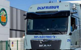 Tráiler eléctrico del proveedor Disfrimur descargando en una tienda de Mercadona en Torrevieja (Alicante).