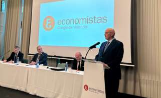 Josep Oliu, presidente de Banco Sabadell, tras recibir el premio de "Directivo del año" por parte del Colegio Economistas de Valencia