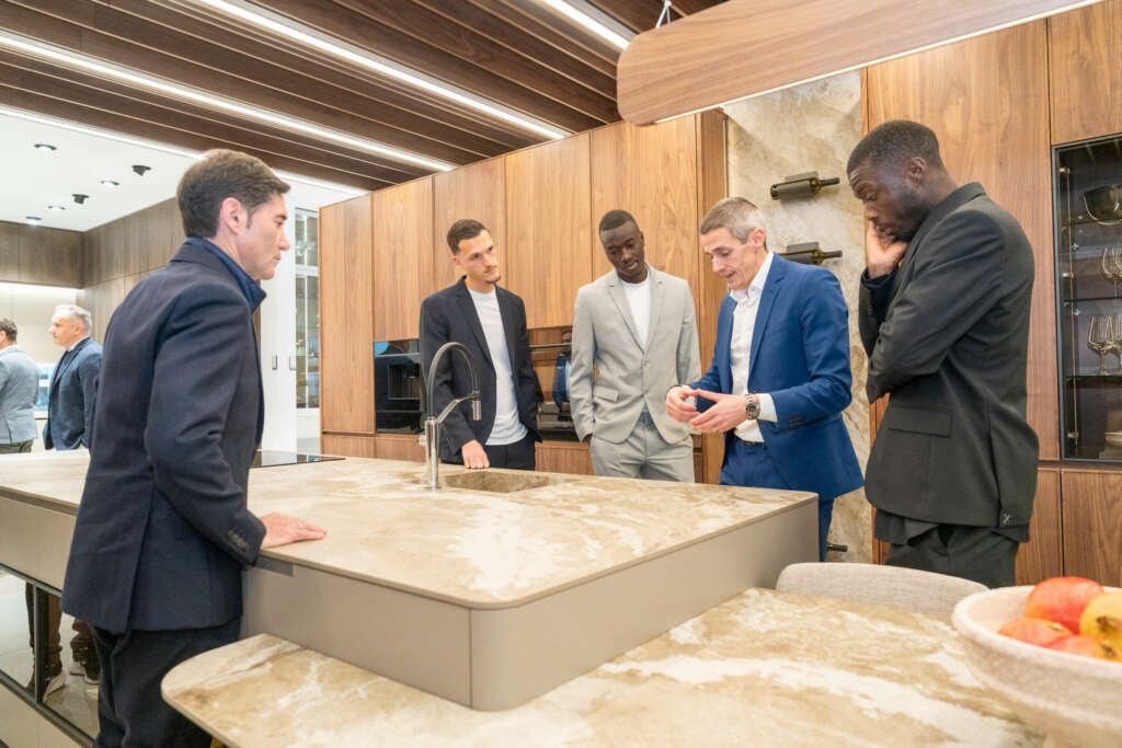 El Villarreal CF ha visitado la XXXII Muestra Internacional de Porcelanosa. Foto: Porcelanosa.