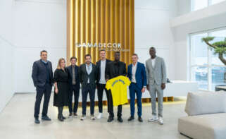 Los jugadores del Villareal C.F. han visitado hoy la exposición de Gamadecor, firma de mobiliario de cocinas y baños de Porcelanosa. Foto: Porcelanosa.