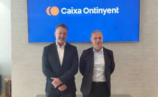 El preisdente de Caixa Ontinyent, Pepe Pla, y su director general, José Francisco Sanfélix