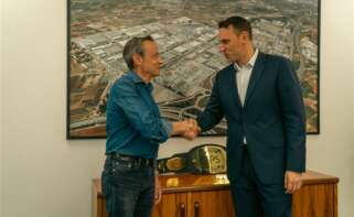 Carlos Faubel, presidente del comité de empresa de Ford Almussafes, y Jim Baumbick, presidente de Ford Europa, junto a un reconocimiento a la planta de Almussafes