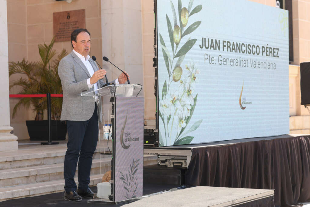 El presidente de la Generalitat, Juanfran Pérez Llorca, en la presentación de los aceites de Alicante