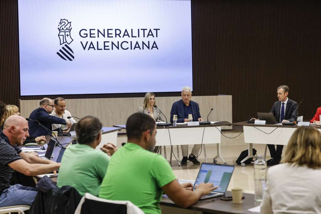 La consellera de Educación, Cultura y Universidades de la Generalitat Valenciana, Carmen Ortí, se reúne con los sindicatos del ámbito educativo para avanzar en un acuerdo en el marco de la huelga indefinida convocada en la enseñanza pública no universitaria, a 18 de mayo de 2026, en Valencia, Comunidad Valenciana (España). La huelga indefinida en la educación pública valenciana motiva negociaciones entre la consellera Carmen Ortí y los sindicatos sobre acuerdos salariales, reducción de ratios, infraestructura y defensa del valenciano. Tras protestas masivas, se busca revertir la burocracia y mejorar las condiciones laborales, impactando la evaluación final de curso.
Rober Solsona / Europa Press
18/5/2026. Huelga.