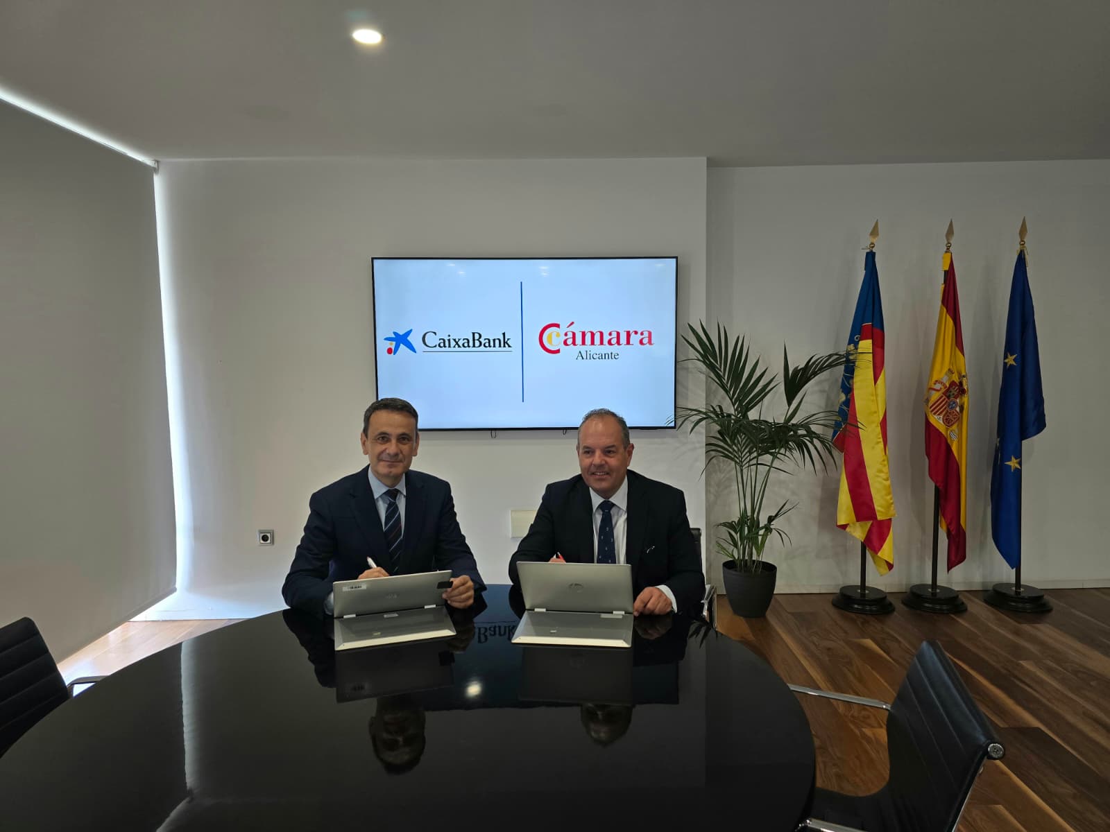 CaixaBank define a Alicante: turismo, vivienda y empleo dependen de los extranjeros