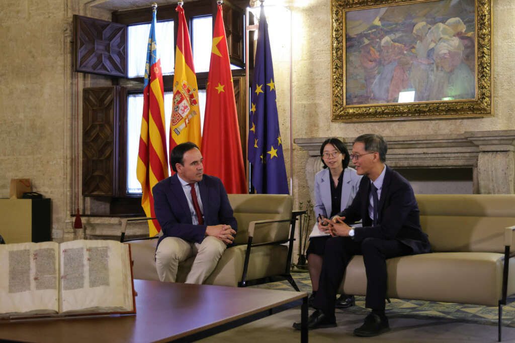 Pérez Llorca rep l’ambaixador de la República Popular Xina a Espanya. Foto: Generalitat Valenciana.