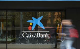 Exterior de una oficina de CaixaBank. Foto: CaixaBank.