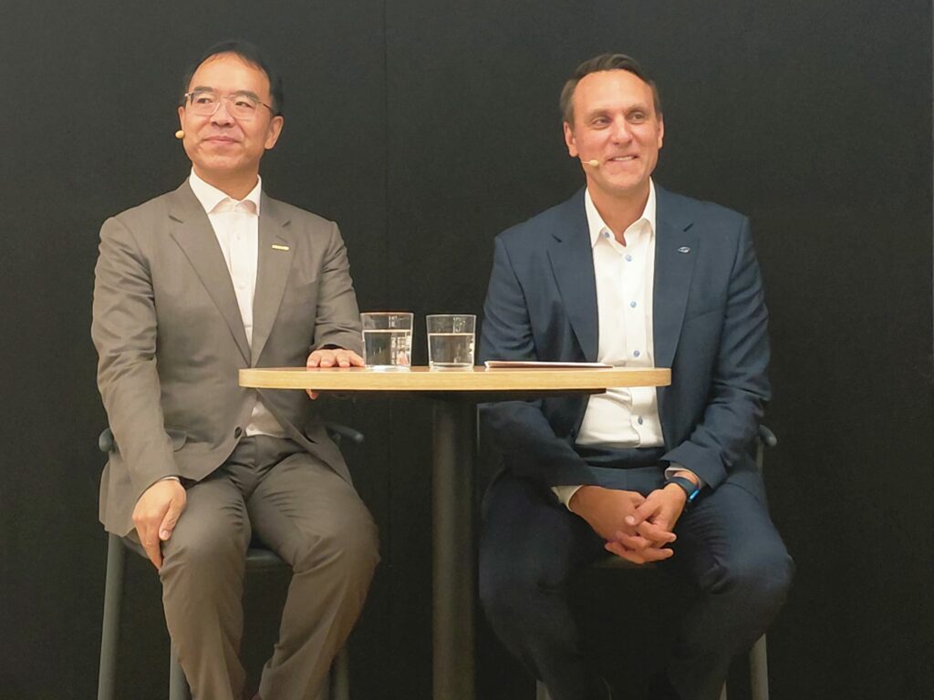 Victor Young, vicepresidente senior de Geely Holidung Group, y Jim Baumbick, presidente de Ford Europa