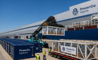 Ilustración que simula la llegada de contenedores a la fábrica de PowerCo en Sagunto
