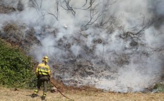 (Foto de ARCHIVO) Un bombero forestal durante las labores de extinción de un incendio forestal, a 31 de julio de 2026, en Veguellina, León, Castilla y León (España). Aunque los trabajos de control del fuego han impedido el avance de las llamas durante la noche, los 405 vecinos desalojados de las localidades de Moreda, San Martín de Moreda, Valle de Finolledo, San Pedro de Olleros y Prado de la Somoza continuarán evacuados por el momento ante la previsión de vientos cambiantes para la jornada de este viernes. Carlos Castro / Europa Press 31 JULIO 2026;INCENDIO;LEÓN;FUEGO;BOMBERO; 31/7/2026