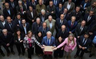 Foto de familia durante la presentación del programa y los avales para las elecciones a la patronal, en el Reial Cercle Artístic, a 8 de mayo de 2026, en Barcelona, Catalunya (España). Sánchez Llibre formaliza así su candidatura a la reelección como presidente de Foment del Treball. Las elecciones se han adelantado al 18 de mayo y, salvo que aparezca otra lista antes de que acabe el día, todo apunta a que repetirá mandato. David Zorrakino / Europa Press 08/5/2026