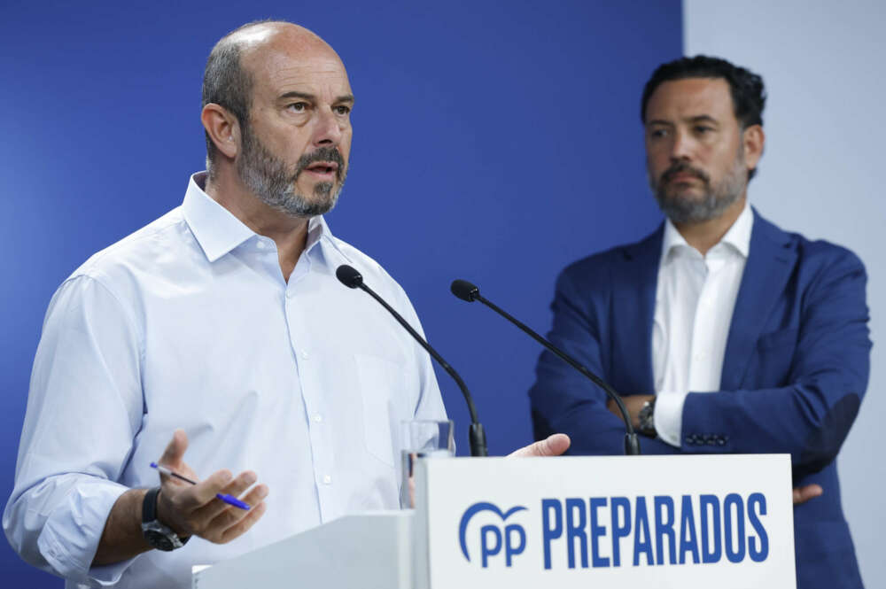 GRAF2995. MADRID, 16/08/2022.- El vicesecretario de Coordinación Autonómica y Local del PP, Pedro Rollán (i) junto al secretario general adjunto del Grupo Popular en el Congreso, Guillermo Mariscal (d) durante una rueda de prensa para presentar una batería de iniciativas parlamentarias sobre energía este martes en la sede del partido en Madrid. EFE/ Chema Moya