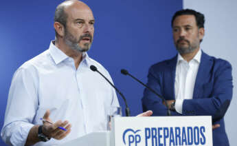 GRAF2995. MADRID, 16/08/2022.- El vicesecretario de Coordinación Autonómica y Local del PP, Pedro Rollán (i) junto al secretario general adjunto del Grupo Popular en el Congreso, Guillermo Mariscal (d) durante una rueda de prensa para presentar una batería de iniciativas parlamentarias sobre energía este martes en la sede del partido en Madrid. EFE/ Chema Moya