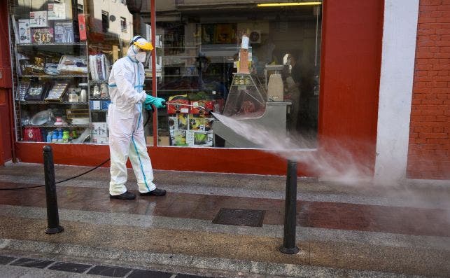 Personal de limpieza desinfecta una calle del barrio de La Inmobiliaria en la ciudad cántabra de Torrelavega | EFE/PPH/Archivo