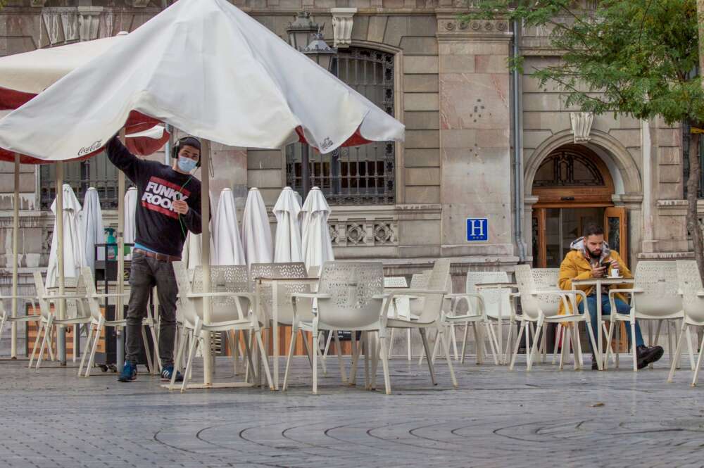 Un hombre toma un café en una terraza del centro de Oviedo (Asturias) en plena segunda ola de coronavirus / EFE