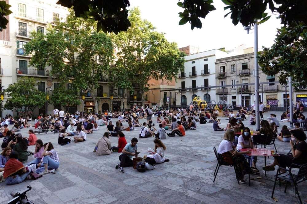 Una multitud de jóvenes toma cervezas en la plaza del Sol del barrio de Gracia de Barcelona. /EFE/ Alejandro García/Archivo