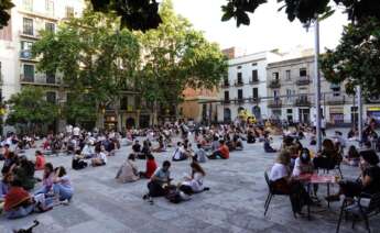 Una multitud de jóvenes toma cervezas en la plaza del Sol del barrio de Gracia de Barcelona. /EFE/ Alejandro García/Archivo