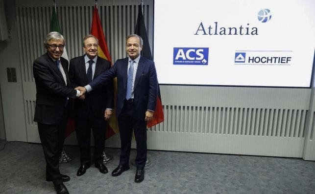  El presidente de ACS, Florentino Pérez; el consejero delegado de Atlantia, Giovanni Castelluci, y el presidente de Hochtief, Marcelino Fernández Verdes, cuando anunciaron la compra de Abertis. EFE/Emilio Naranjo