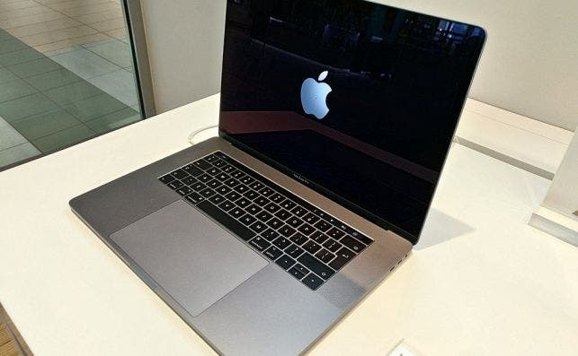1024px MacBook Pro 15 inch (2017) Touch Bar