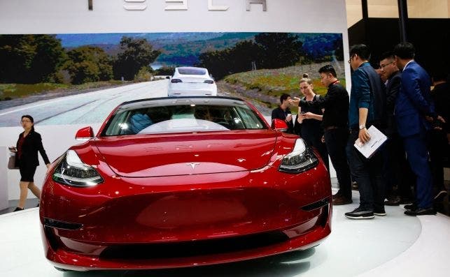 El Tesla Model 3 es expuesto en el Salón de Pekín (China). EFE/ Roman Pilipey