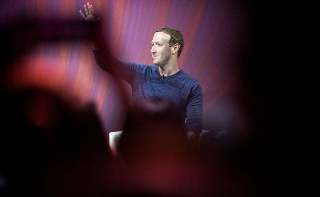 El fundador de Facebook, Mark Zuckerberg, pronuncia su discurso durante la Convención VivaTech 2018 en París, Francia, el 24 de mayo de 2018. EFE/ Etienne Laurent