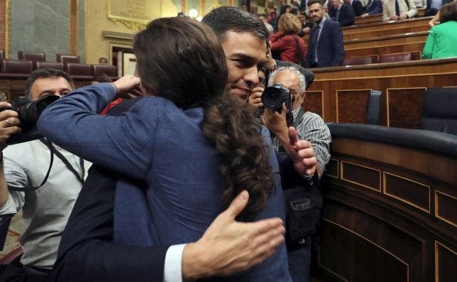 El presidente del Gobierno, Pedro Sánchez, saluda al líder de Podemos Pablo Iglesias. EFE/J.J. Guillén