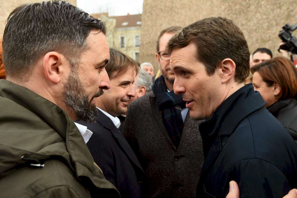 El líder del PP, Pablo Casado (derecha), con el de Vox, Santiago Abascal, en la concentración del 10 de febrero en la plaza Colón de Madrid. EFE/Fernando Villar