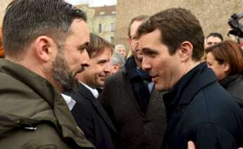 El líder del PP, Pablo Casado (derecha), con el de Vox, Santiago Abascal, en la concentración del 10 de febrero en la plaza Colón de Madrid. EFE/Fernando Villar