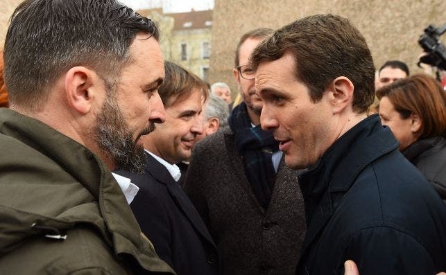 El líder del PP, Pablo Casado (derecha), con el de Vox, Santiago Abascal, en la concentración del 10 de febrero en la plaza Colón de Madrid. EFE/Fernando Villar