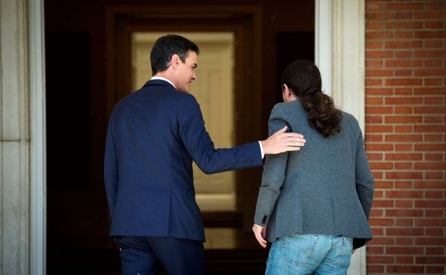 El presidente del Gobierno en funciones, Pedro Sánchez, durante una reunión en el Palacio de la Moncloa con el líder de Podemos Pablo Iglesias./EFE