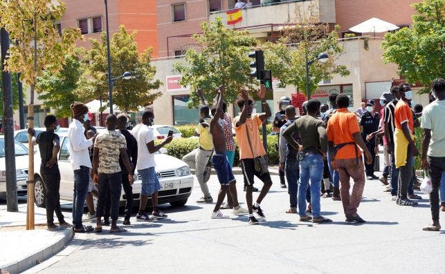 Varios inmigrantes cortan una calle de Albacete este domingo. Foto: Efe