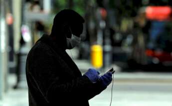 Un hombre usa su teléfono móvil en una calle de Valencia. Foto: Efe/Manuel Bruque/Archivo